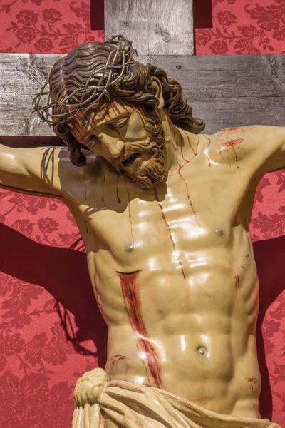 GRANADA, ESPANHA - MAIO 30, 2015: A estátua da crucificação na igreja Iglesia del Sagrario . — Fotografia de Stock