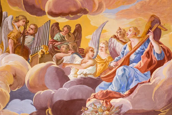 BANSKA STIAVNICA, SLOVAQUIE - 20 FÉVRIER 2015 : Le détail de la fresque sur coupole dans l'église centrale du calvaire baroque par Anton Schmidt des années 1745. Anges avec les instruments de musique. — Photo