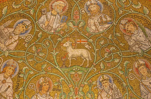 JERUSALEM, ISRAEL - MARCH 3, 2015: The mosaic of The Lamb of God among the saints in side apse of Dormition abbey by Benedictine Radbod Commandeur from the Benedictine Abbey of Maria Laach - 20. cent. — 图库照片