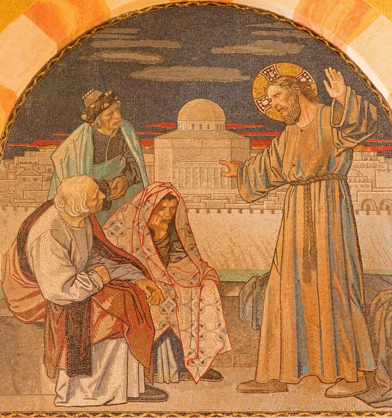 Jerusalem, israel - 3. März 2015: Jesus unter den Schriftgelehrten. Mosaik auf dem Chor der evangelisch-lutherischen Himmelfahrtskirche gestaltet von h. schaper und f. pfannschmidt (1988-1991)). — Stockfoto