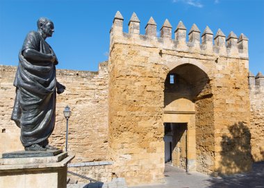 Cordoba - filozof Amadeo Ruiz Olmos (1913-1993) ve Ortaçağ kapısı Puerta del Almodovar tarafından genç Lucius Annaeus Seneca heykeli.