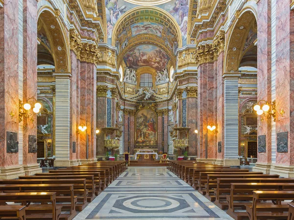 ROME, ITALY - MARCH 25, 2015: The nave of baroque church Basilica dei Santi Ambrogio e Carlo al Corso. — Stockfoto