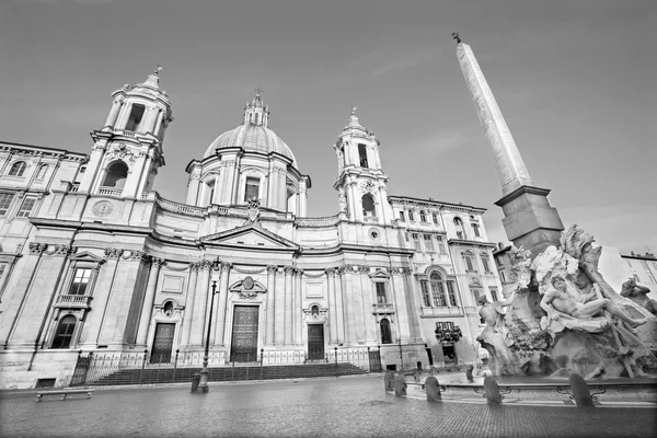 Rzym - Piazza Navona rano i Fontana dei Fiumi przez Bernini i Egiptu obelisk i Santa Agnese w kościele Agone — Zdjęcie stockowe