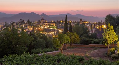 Granada - outlook üzerinden Generalife bahçeleri Alhambra alacakaranlıkta kasabadan