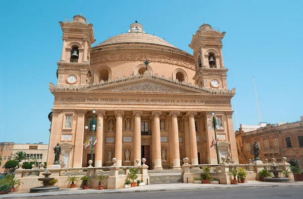 Málta - Mosta (Rotunda a St. Marija Assunta) wih a harmadik legnagyobb templom kupolája Európa (40 méter átmérőjű körtemplom). — Stock Fotó