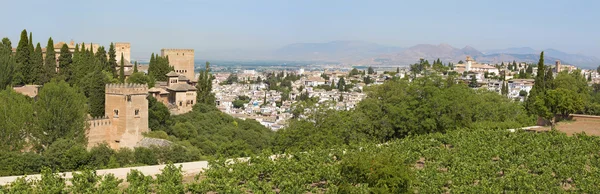 Granada - Het panorama van Alhambra en de stad van Generalife tuinen. — Stockfoto