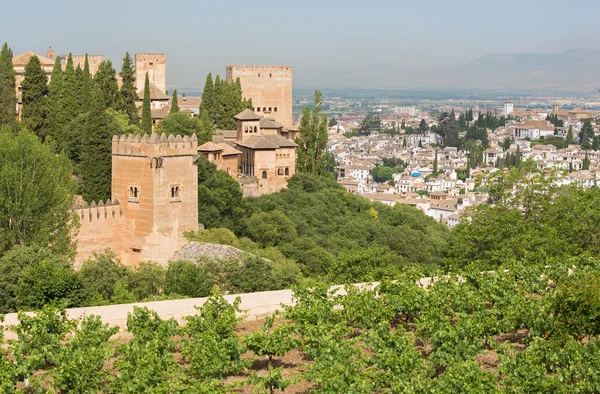 Grenade - Vue sur l'Alhambra et la ville depuis les jardins du Generalife . — Photo