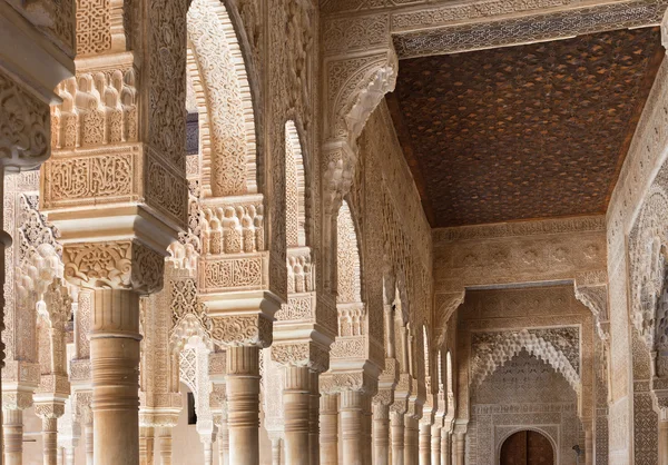 Granada, Spanien - 30. Mai 2015: das Detail der Säulen im nasriden Palast und Hof der Löwen. — Stockfoto