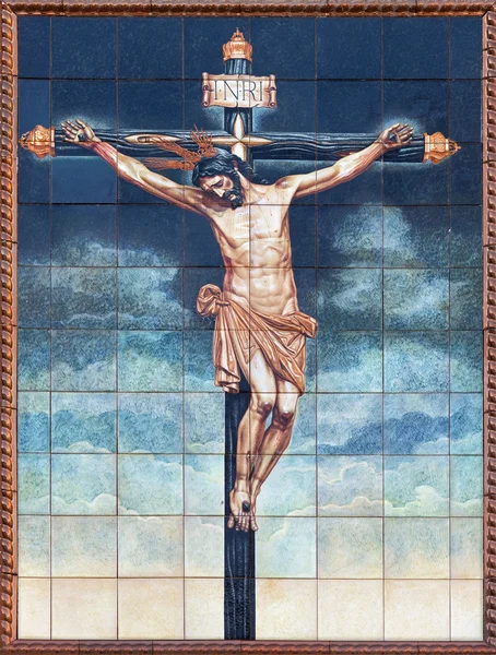 GRANADA, SPAIN - MAY 30, 2015: The ceramic tiled Crucifixion on the facade of St. Cecilio church by Emilio Palacios from 20. cent. — Stok fotoğraf