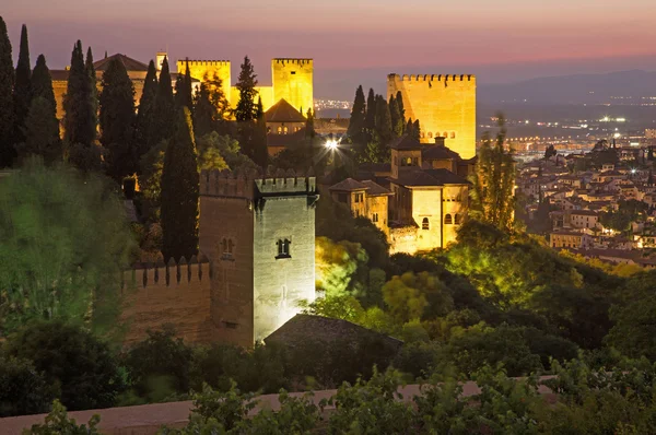 Granada - die Aussicht auf die Alhambra und die Stadt von den Gärten des Generalife in der Abenddämmerung. — Stockfoto