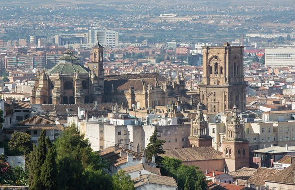 Granada - La vista sulla città con la Cattedrale dalla fortezza dell'Alhambra . — Foto Stock