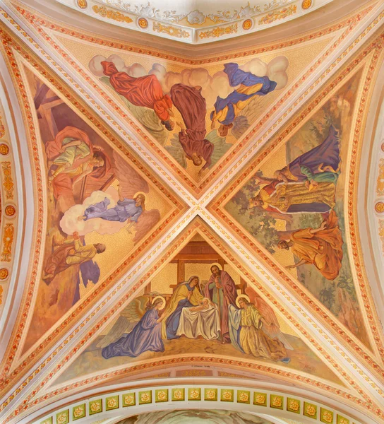 BANSKA STIAVNICA, SLOVAQUIE - 5 FÉVRIER 2015 : La fresque de la crèche sur le plafond de l'église paroissiale de 1910 par P. J. Kern. — Photo