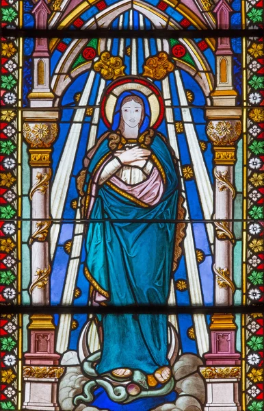 BANSKA BELA, ESLOVAQUIA - 5 DE FEBRERO DE 2015: La Inmaculada Concepción en el cristal de la ventana de la iglesia de San Juan Evangelista desde finales de 19. cent. — Foto de Stock