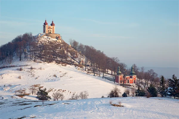 Banska Stiavnica - Le calvaire baroque construit dans les années 1744 - 1751 en soirée d'hiver — Photo