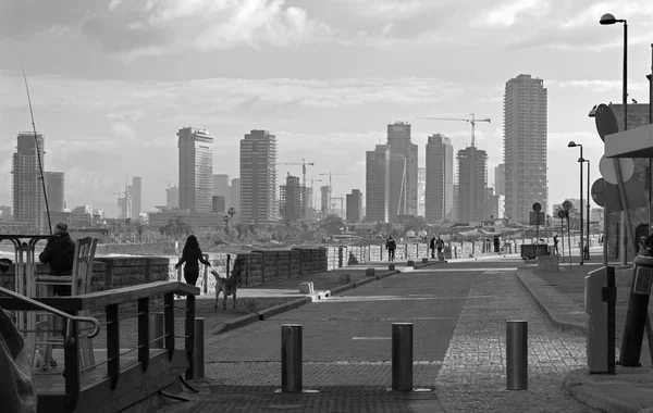 Tel Aviv, Israël - 2 maart 2015: De waterkant onder oude Jaffa en Tel Aviv in de ochtend. — Stockfoto