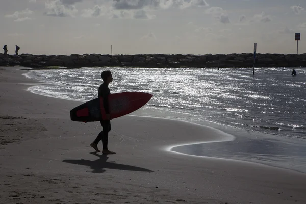 TEL AVIV, ISRAELE - 2 marzo 2015: La silhouette del surfista sulla spiaggia di Tel Aviv . — Foto Stock