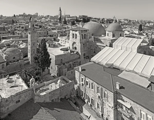 Jerusalem - Aussicht über die Altstadt mit der Kirche des heiligen Grabes. — Stockfoto