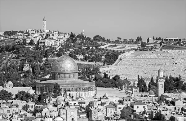 エルサレム-岩のドムとオリーブの山への旧市街の展望. — ストック写真