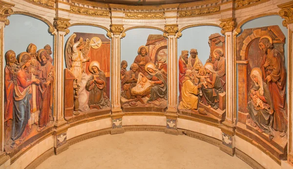 BETHLEHEM, ISRAEL - MARÇO 6, 2015: Os relevos com as cenas da virgem Maria vida no altar de "Milk Grotto ". — Fotografia de Stock