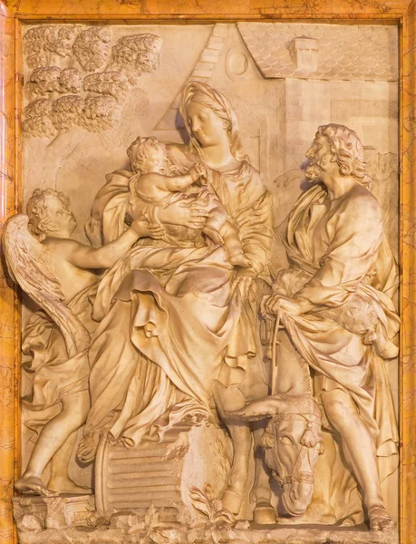 ROMA, ITALIA - 24 DE MARZO DE 2015: El relieve de mármol de la huida de la Sagrada Familia a Egipto en la iglesia Chiesa di Santa Maria della Vittoria por Etienne Monnot (1657 - 1733 ). —  Fotos de Stock