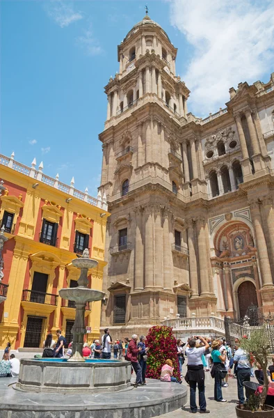 西班牙马拉加-2015 年 5 月 31 日: 大教堂塔和喷泉从广场德尔奥比斯波. — 图库照片