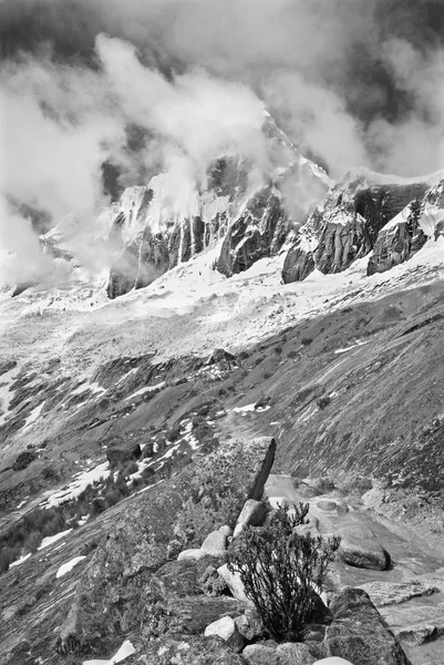 Peru - Tawllirahu peak (hispanicized pravopis Taulliraju - 5,830) v Cordillera Blanca v Andách z Treku santa Cruz. — Stock fotografie