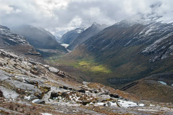 Perú - Mira desde el valle de la Cordillera Blanca en los Andes desde la caminata de Santa Cruz . — Foto de Stock