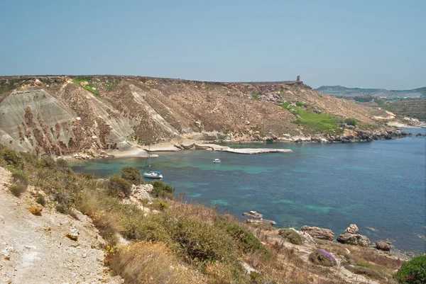 Malta - kusten Garrigue stäppen, Plaz Gnajn Tuffiena Bay, Melliena — Stockfoto
