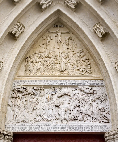 MARIAZELL, AUSTRIA - 4 DE ABRIL DE 2011: El portal de la Basílica del Nacimiento de la Virgen María con el relieve de la Crucifixión y el relieve con la escena de la historia austriaca de 16. cent . —  Fotos de Stock