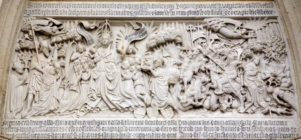 MARIAZELL, AUSTRIA - 4 DE ABRIL DE 2011: El portal de la Basílica del Nacimiento de la Virgen María con escenas de guerras austriacas e historia desde el siglo XVI. . — Foto de Stock