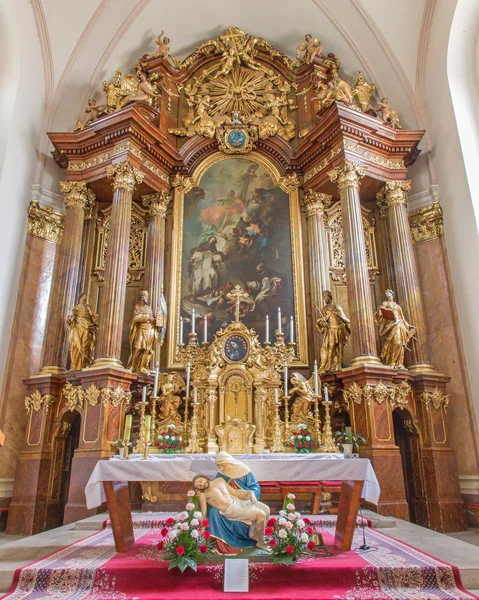 Trnava, Slowakije - 3 maart 2014: hoofdaltaar (1755-1757) in Jezuïeten kerk. — Stockfoto