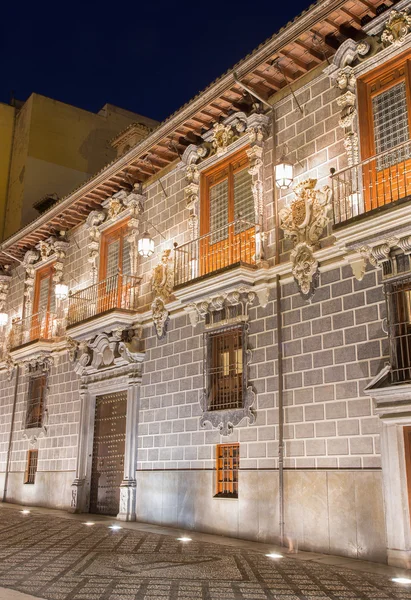 GRANADA, SPAIN - MAY 29, 2015: The facade of Palacio de la Madraza (Madrasah of Granada) at night. — Stock Photo, Image