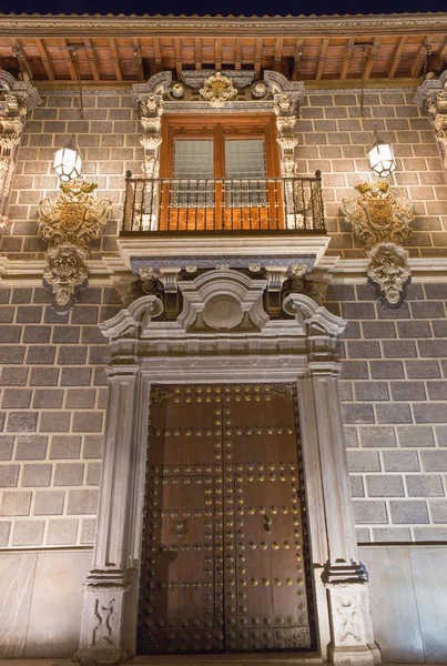 GRANADA, ESPANHA - 29 de maio de 2015: O portal do Palácio de la Madraza (Madrassa de Granada) à noite . — Fotografia de Stock