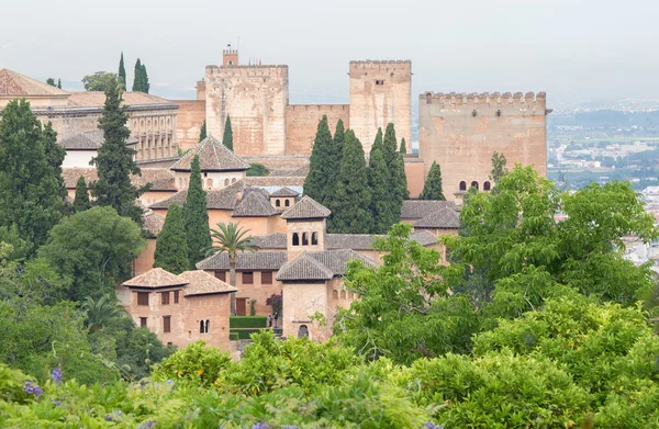 Granada - prognozy na Alhambrę z ogrodami Generalife. — Zdjęcie stockowe