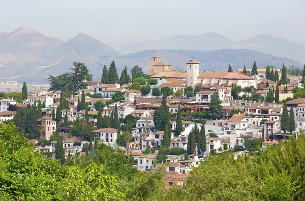 Granada - O olhar para o bairro de Albayzin e a igreja de São Nicolau dos jardins Generalife do palácio de Alhambra. — Fotografia de Stock