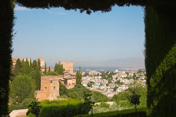 Granada - As perspectivas sobre a Alhambra a partir dos jardins de Generalife . — Fotografia de Stock