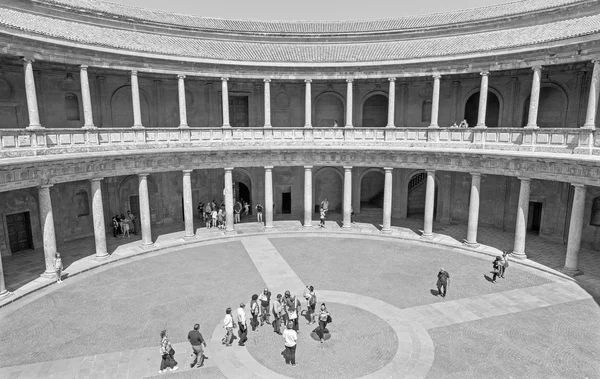 GRANADA, ESPANHA - MAIO 30, 2015: As colunas e o átrio do palácio de Alhambra de Carlos V. — Fotografia de Stock