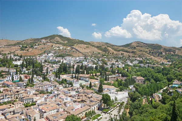 Granada - de vooruitzichten over de wijk Albayzin Alhambra Fort. — Stockfoto