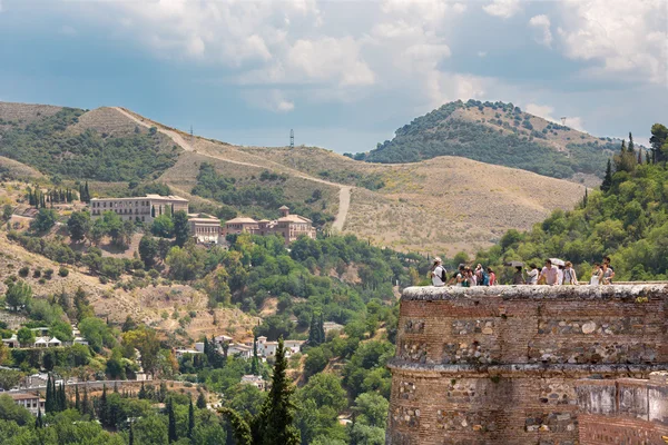 Granada, Spanje - 30 mei 2015: Het kijken naar de Albayzin district en Abadia del Sacromonte Alhambra Fort. — Stockfoto