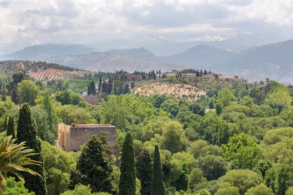 Granada - El panorama desde el palacio de la Alhambra hasta las montañas de Sierra Nevada . —  Fotos de Stock