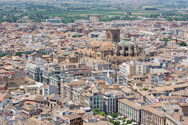 Granada - El panorama de la ciudad con la Catedral desde la fortaleza de la Alhambra . — Foto de Stock