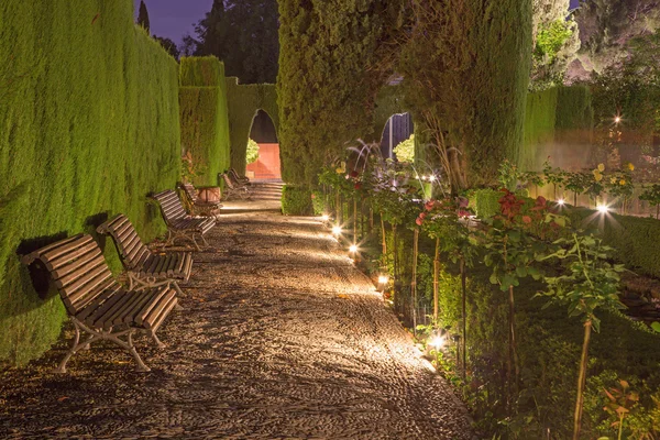 Granada, Spanien - 30. Mai 2015: die Gärten des Alhambra-Palastes in der Abenddämmerung. — Stockfoto