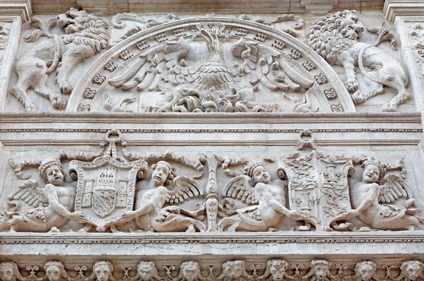 GRANADA, SPAIN - MAY 31, 2015: The detail of renaissance portal of Casa de Castril by Sebastian de Alcantara from year 1539. — Stock fotografie