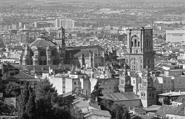 Granada - Blick über die Stadt mit der Kathedrale von der Alhambra-Festung. — Stockfoto