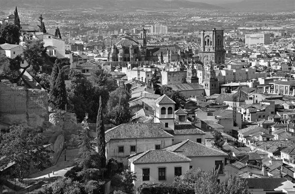 Granada - A perspectiva sobre a cidade com a Catedral — Fotografia de Stock