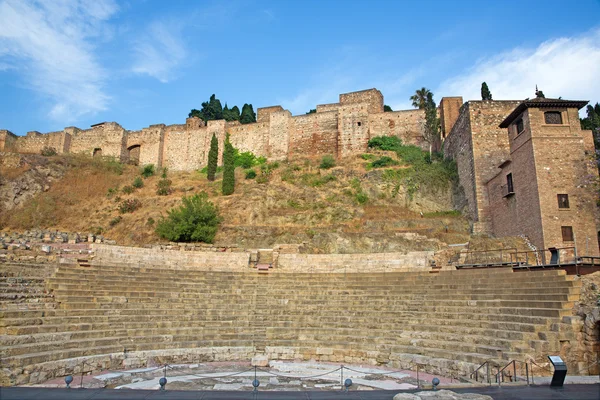 Malaga - alacakaranlıkta Roma kalıntıları amfiteater (Anfiteatro de Malaga) — Stok fotoğraf