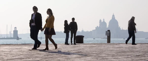 VENISE, ITALIE - 14 MARS 2014 : Promenade sur le front de mer et la silhouette de l'église Santa Maria della Salute . — Photo