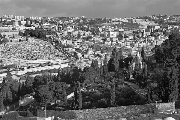 Jerusalém - Perspectivas do Monte das Oliveiras para Hl. Maria de Madalena Igreja ortodoxa russa na luz da manhã — Fotografia de Stock