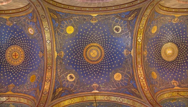 JERUSALEM, ISRAEL - MARCH 3, 2015: The mosaic ceiling in The Church of All Nations (Basilica of the Agony) designed by Pietro D'Achiardi (1922 - 1924). — Stock Fotó