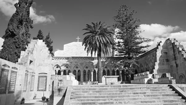 JERUSALEM, ISRAEL - MARCH 3, 2015: The gothic corridor of atrium in Church of the Pater Noster on Mount of Olives. — Stock Photo, Image